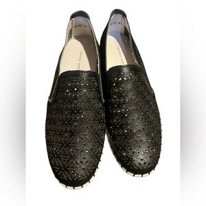 bernie mev. Black Textured Women's Loafers